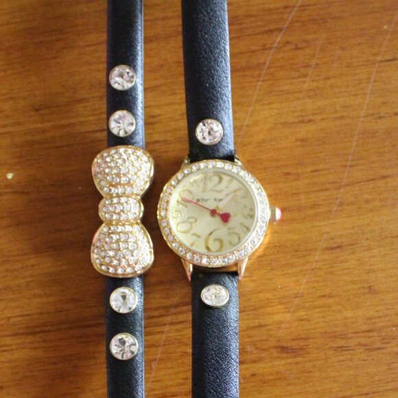 Brand New with Box/No tags, Stunning Betsey Johnson Wristwatch & Bracelet set - Picture 2 of 14